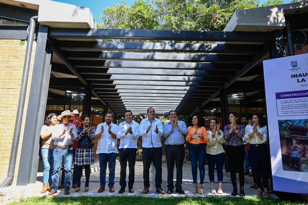 El gobernador del estado, Cuauhtémoc Blanco Bravo, realizó una gira de trabajo por el municipio de Miacatlán para entregar cuatro obras que serán de gran beneficio de las y los residentes. De esta manera reiteró que la actividad diaria de un funcionario público es servir al pueblo, y no servirse de la gente, engañándola o buscando intereses personales que sólo benefician a un determinado grupo.