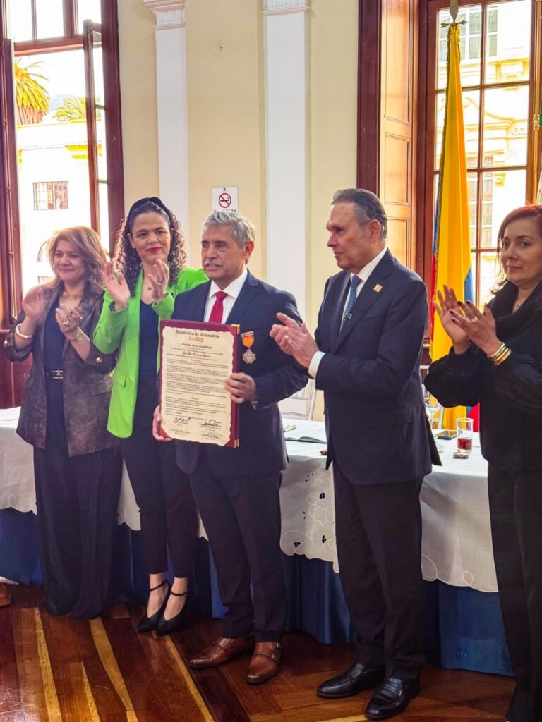 Reconoce Colombia a José Luis Urióstegui por su liderazgo comunitario